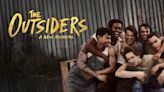 Así es ‘The Outsiders’, la obra que ha ganado el premio a Mejor Musical y que está producido por Angelina Jolie y su hija