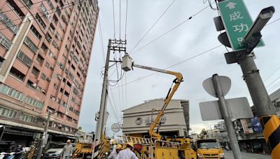 高雄岡山因雷雨造成電桿出現火花 台電搶修 (圖)