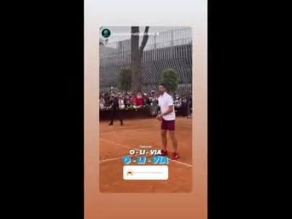 Tennis a Roma, Novak Djokovic palleggia con i bambini e conquista il pubblico del Foro Italico