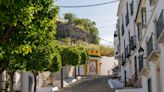 El pueblo de casas blancas que tiene un castillo en lo alto de una montaña y está dentro de un parque natural