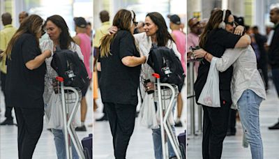 Ana Carolina troca carinhos com nova namorada em aeroporto do Rio; fotos