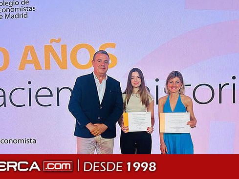 La egresada en Administración de Empresas por la UCLM Aroa Muñoz, premiada por el Colegio de Economistas de Madrid