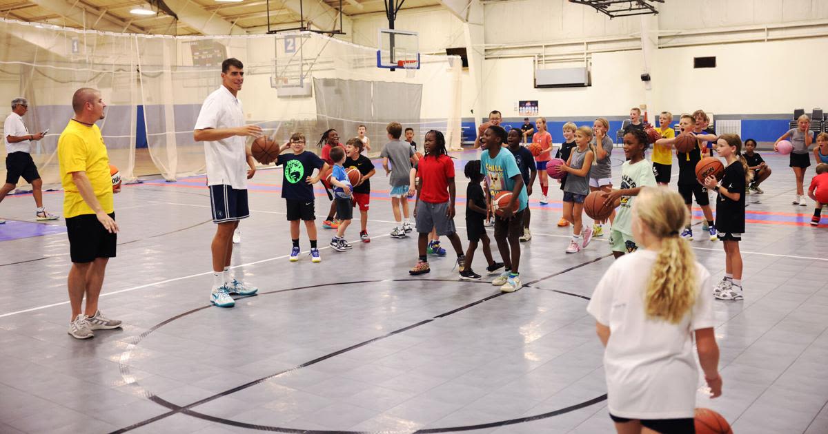 Luka Garza hosts Skills Camp in Davenport