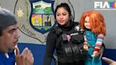 Viva México: pedía dinero con 'Chucky' y cuchillo real; lo arrestaron a él... y también al muñeco