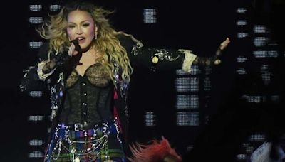 Madonna atrasa mais de uma hora, mas encanta com homenagens, Anitta e Pabllo no palco