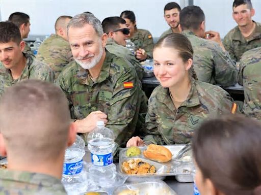König Felipe VI. und Prinzessin Leonor beim Essen in der Militärkantine. (ncz/spot)