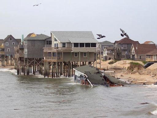 6th house in 4 years collapses into Atlantic Ocean along North Carolina's Outer Banks - WDEF