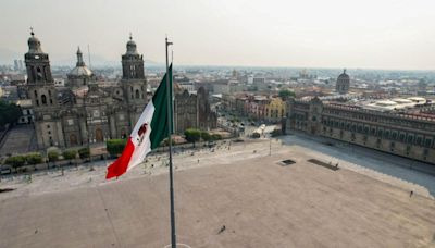 El Zócalo de Ciudad de México, un punto de tensión entre la ‘Marea Rosa’, el Gobierno y la protesta de maestros