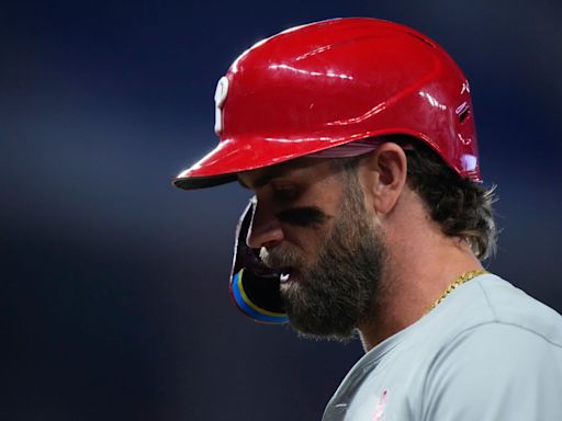 Harper ejected in 1st inning of Phillies' road trip after bad call