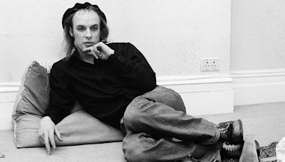 Brian Eno, el “extraño joven rubio” deslumbrado por John Cage