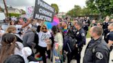 Los padres que protestaban por el Día del Orgullo se enfrentan a la policía en una escuela de Los Ángeles donde fue quemada la bandera de un profesor trans