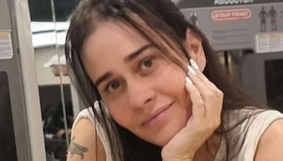 Aos 19 anos, filha gata de Alessandra Negrini posta foto rara com o noivo