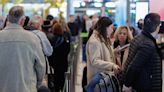 Indignación en el aeropuerto de Manchester por la cancelación de decenas de vuelos en el inicio de las vacaciones