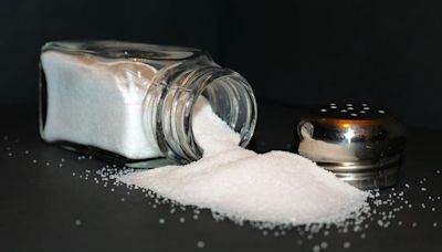El significado de que se caiga la sal por accidente en casa que pocos conocen