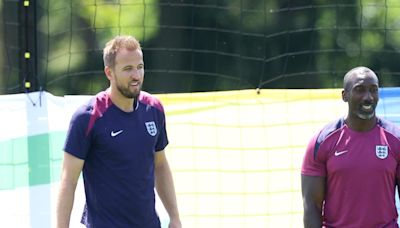 Hasselbaink, un ex de Países Bajos, es ayudante de Southgate