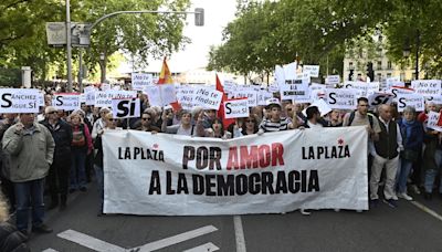 Nueva concentración en apoyo a Pedro Sánchez en el Congreso bajo el lema "por amor a la democracia"