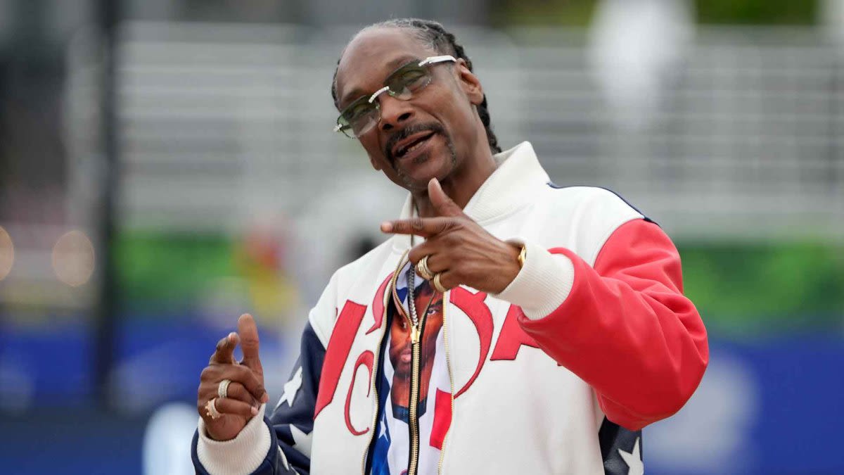 Michael Phelps teaches Snoop Dogg how to swim
