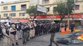 Máxima tensión en Misiones: piquete, quema de gomas y empujones frente al Comando Radioeléctrico en el tercer día de protestas