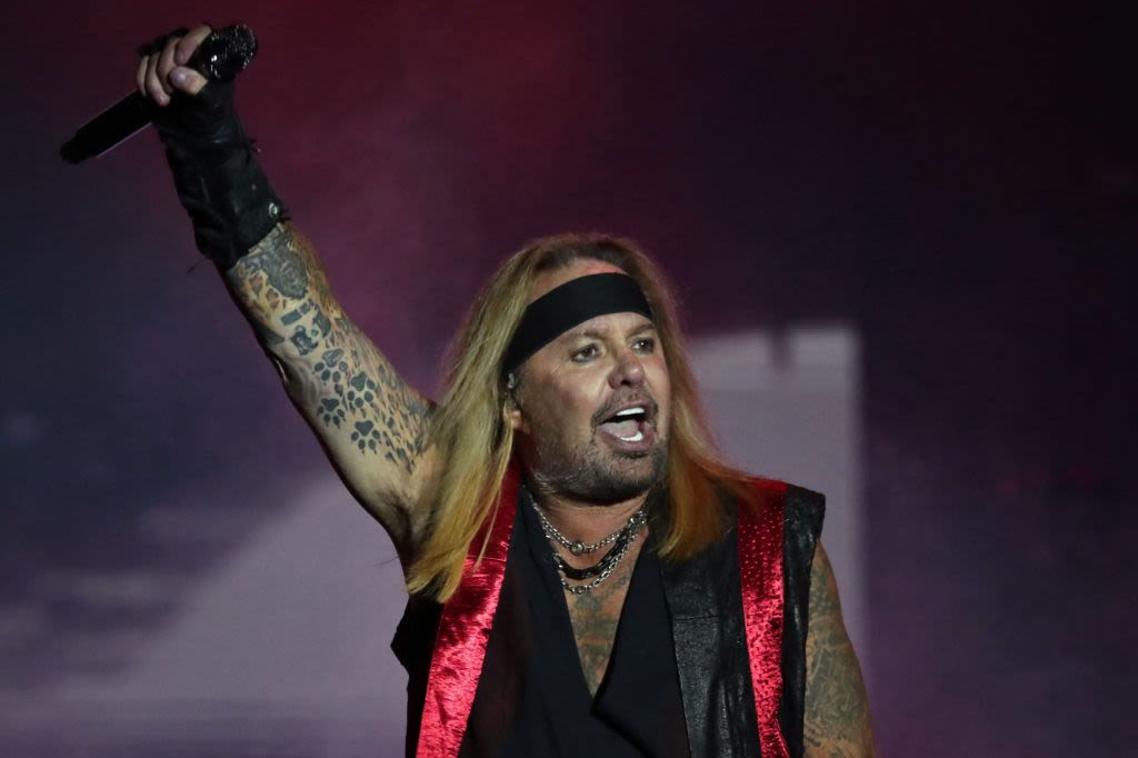 Mötley Crüe Singer Vince Neil falls on his face at New Jersey show