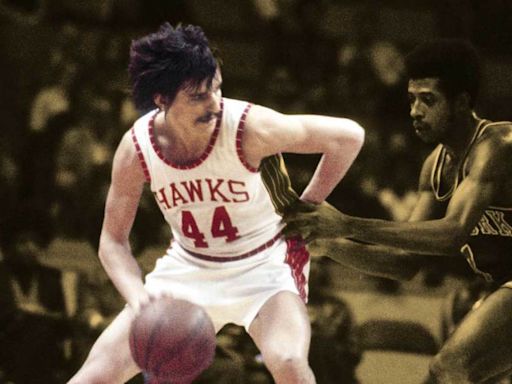 "They were trying to knock him down when he did something flamboyant" - Pat Riley explains why Pistol Pete's flamboyance made other players hate him