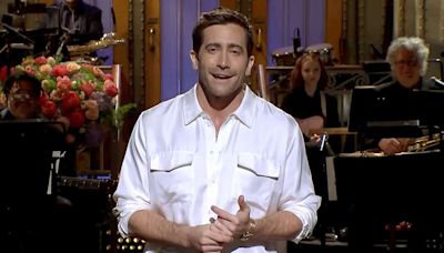 Jake Gyllenhaal Shows Off His Vocal Chops with Hilarious Boyz II Men Parody During SNL Hosting Gig