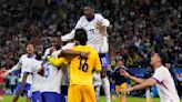 Jugadores de Francia celebran resultados de elecciones antes de la semifinal de la Euro