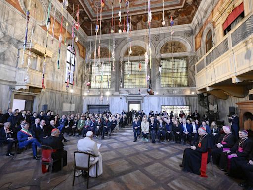 El papa navega por la "amenazada" Venecia entre reclusas, jóvenes y artistas