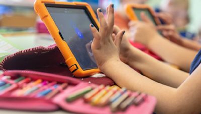 Familias de un colegio concertado acuden al Defensor del Pueblo porque el centro impone 'tablets' de más de 800 euros para estudiar
