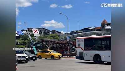 疑遭聯結車撞上 台北南港路口號誌燈歪斜扭曲