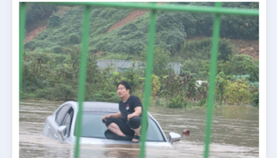 韓200年暴雨！黑衣男受困汪洋 「淡定躺國產車頂」待援畫面曝