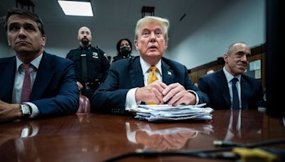 Trump enfrenta al jurado que delibera sobre el pago secreto a Stormy Daniels - La Opinión