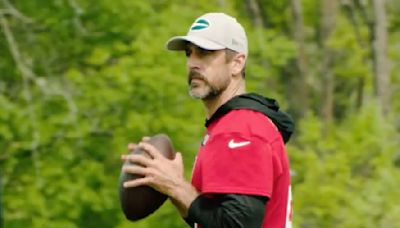 Aaron Rodgers Looked Like His Old Self Throwing a Nice Pass at Jets Practice