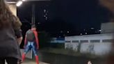 Metrô de BH tem briga entre Homem-Aranha e Batman