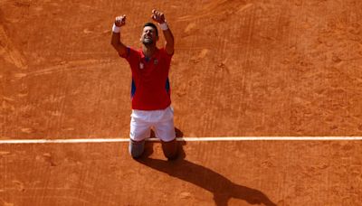 Novak Djokovic dice que la medalla de oro olímpica "supera todo" tras derrotar a Carlos Alcaraz en una emocionante final en París 2024