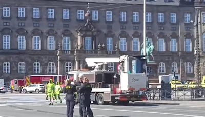 Un incendio causa graves daños a histórico edificio de la bolsa en Copenhague