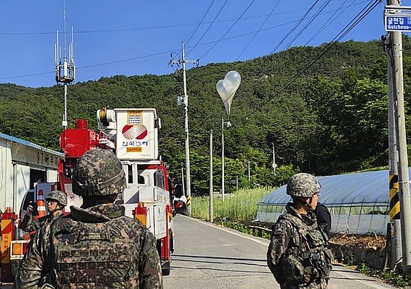 North Korea's trash rains onto South Korea, balloon by balloon. Here's what it means | Chattanooga Times Free Press