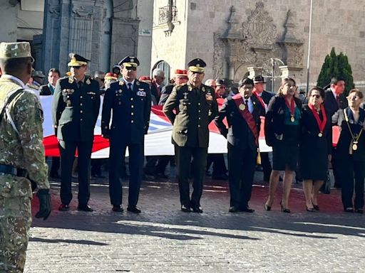 Desfile por bicentenario de batallas Junín y Ayacucho en la Plaza de Armas de Arequipa (VIDEO)