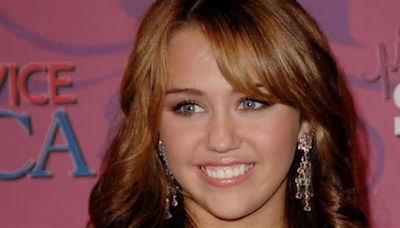 Miley Cyrus cambia de 'look' y recupera la rejuvenecedora melena con flequillo que llevaba en 2008