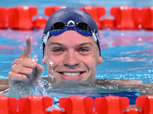 ¡Im-pre-sio-nan-te! El nadador francés Léon Marchand, oro en 400m combinados con récord olímpico