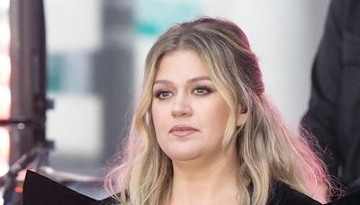 Kelly Clarkson Cries About Being Hospitalized During Both Pregnancies