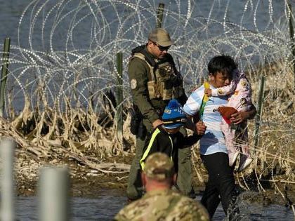 Detenciones de migrantes en la frontera sur de EE. UU. caen un 30 % en abril: CBP