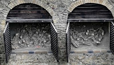 Herculano, la ciudad arrasada por el Vesubio, reabrió sus playas repletas de esqueletos | Mundo
