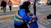 Los ayudantes escoltan a los niños por San Francisco