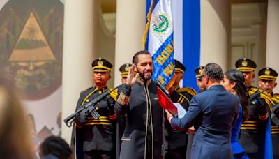 Nayib Bukele asume otro polémico mandato como un "médico" y arropado por la popularidad