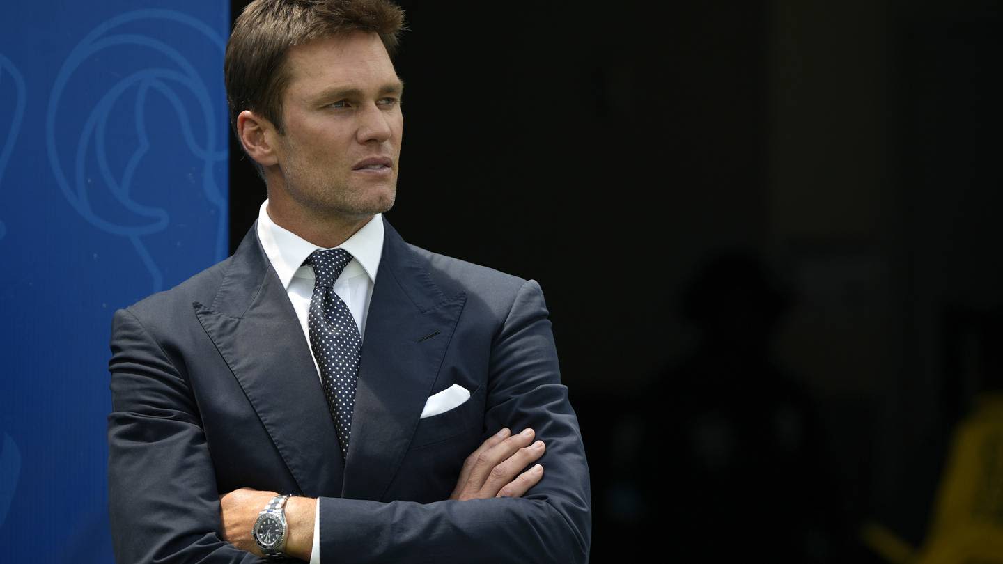 Tom Brady takes awkward first steps in transition from football field to TV booth