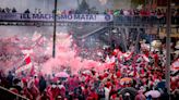 [Video] Hinchas, felices recibieron al Santa Fe afuera de El Campín; ni la lluvia importó