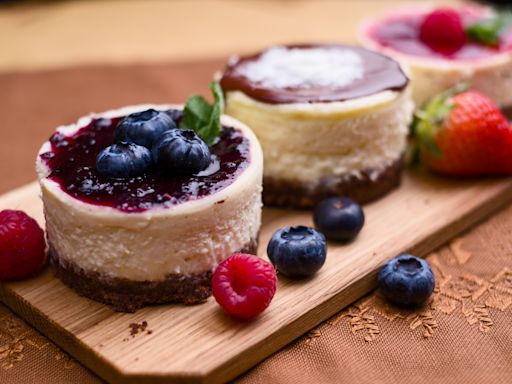 Cyril Lignac partage la recette de son cheesecake aux fruits rouges sans cuisson, un dessert facile, gourmand et estival