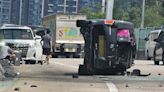 有片︱吐露港公路2車相撞釀4傷 輕貨撞壆翻側 熱心司機落車救人