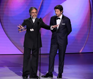 ¡Gael García Bernal y Diego Luna entregan premio en los Emmy 2024 hablando español! - La Opinión