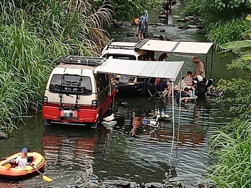 宜蘭頭城遊客車子開進福德坑溪溪床搭棚露營 網諷當私人渡假村